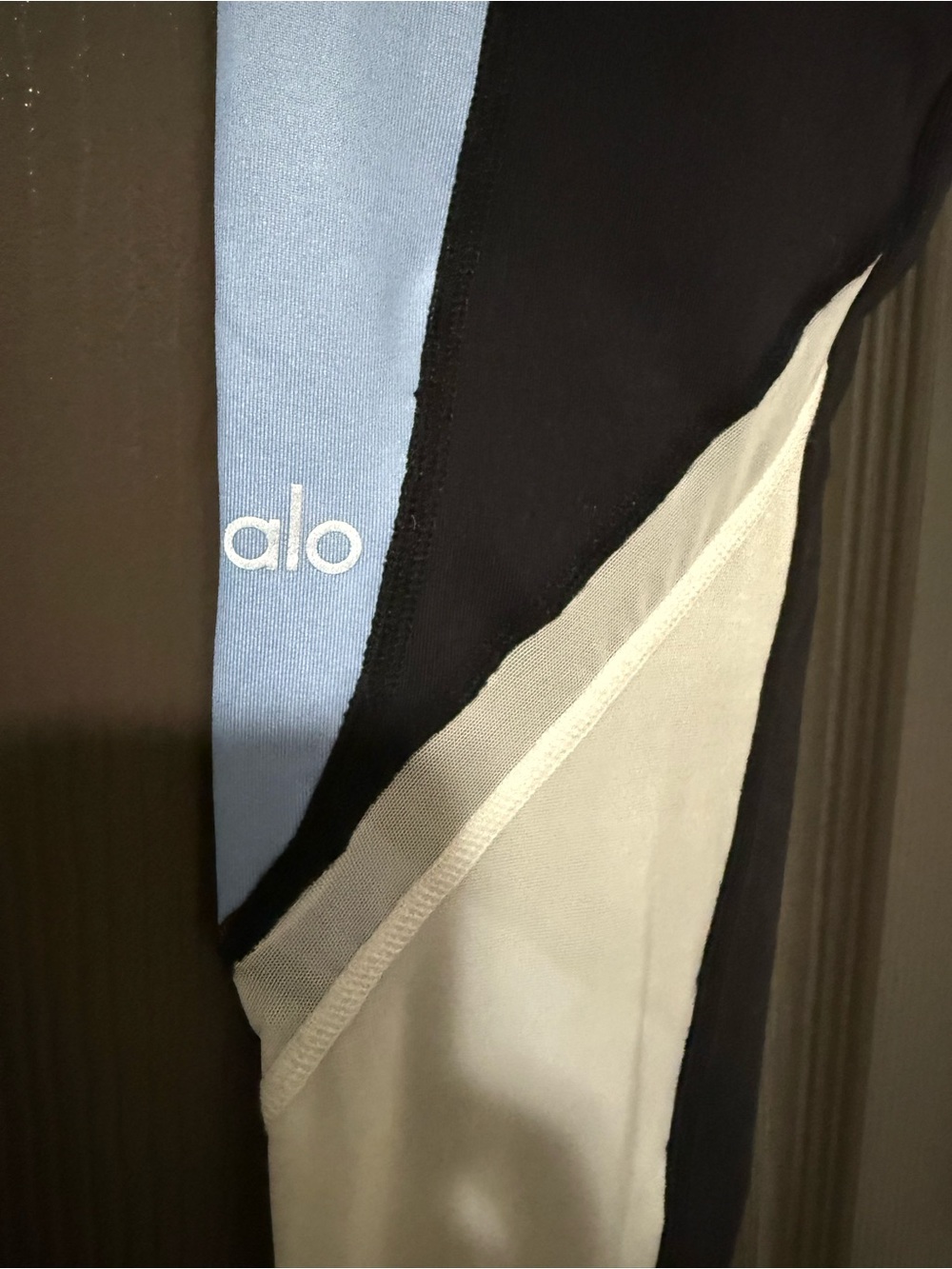 ALO Yoga High-Rise Colorblock Leggings in Black, Light Blue and White - Picture 5 of 6